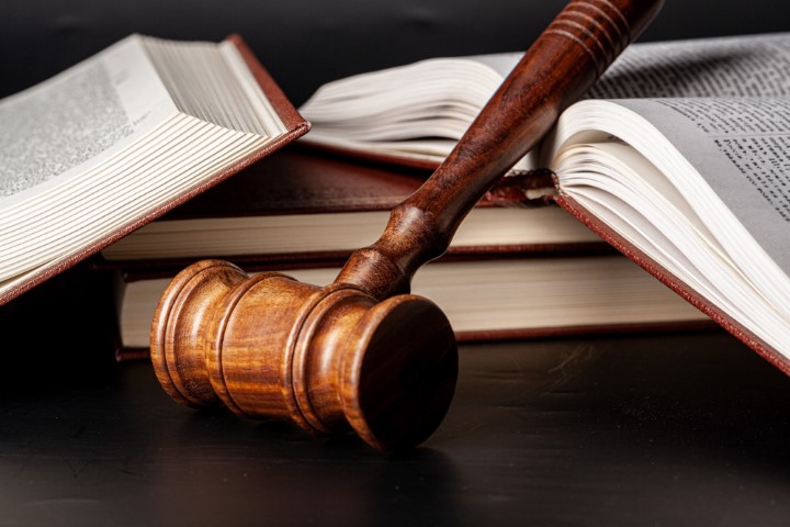 מתי צריך לפנות לעזרת עורך דין – המדריך לתחום הפלילי